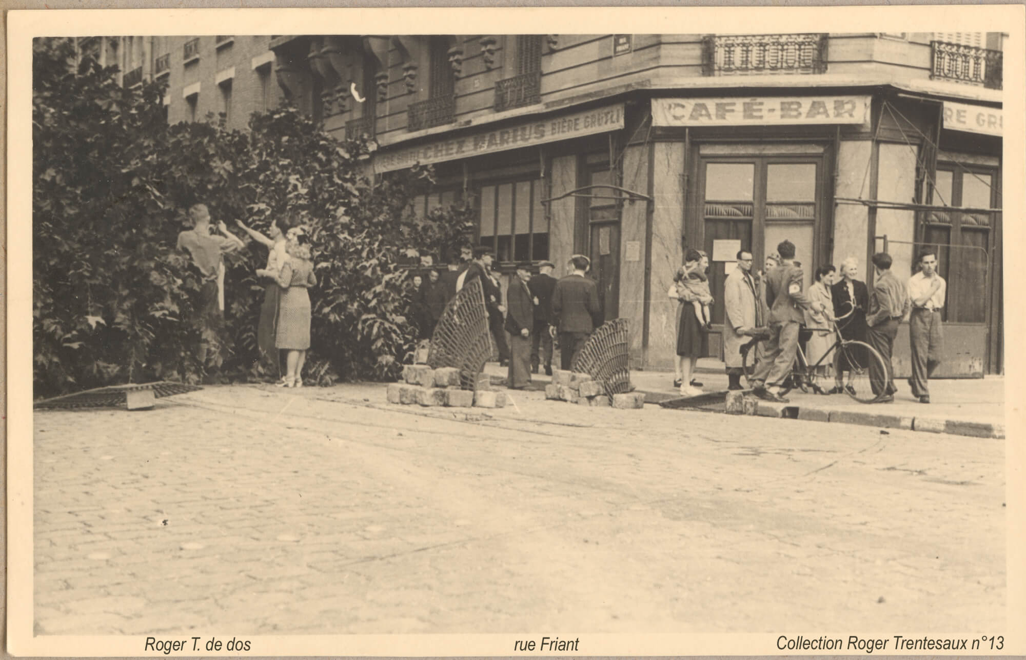 Une barricade construite avec l'aide de Roger Trentesaux à la Porte d’Orléans, à Paris, le 24 août 1944.