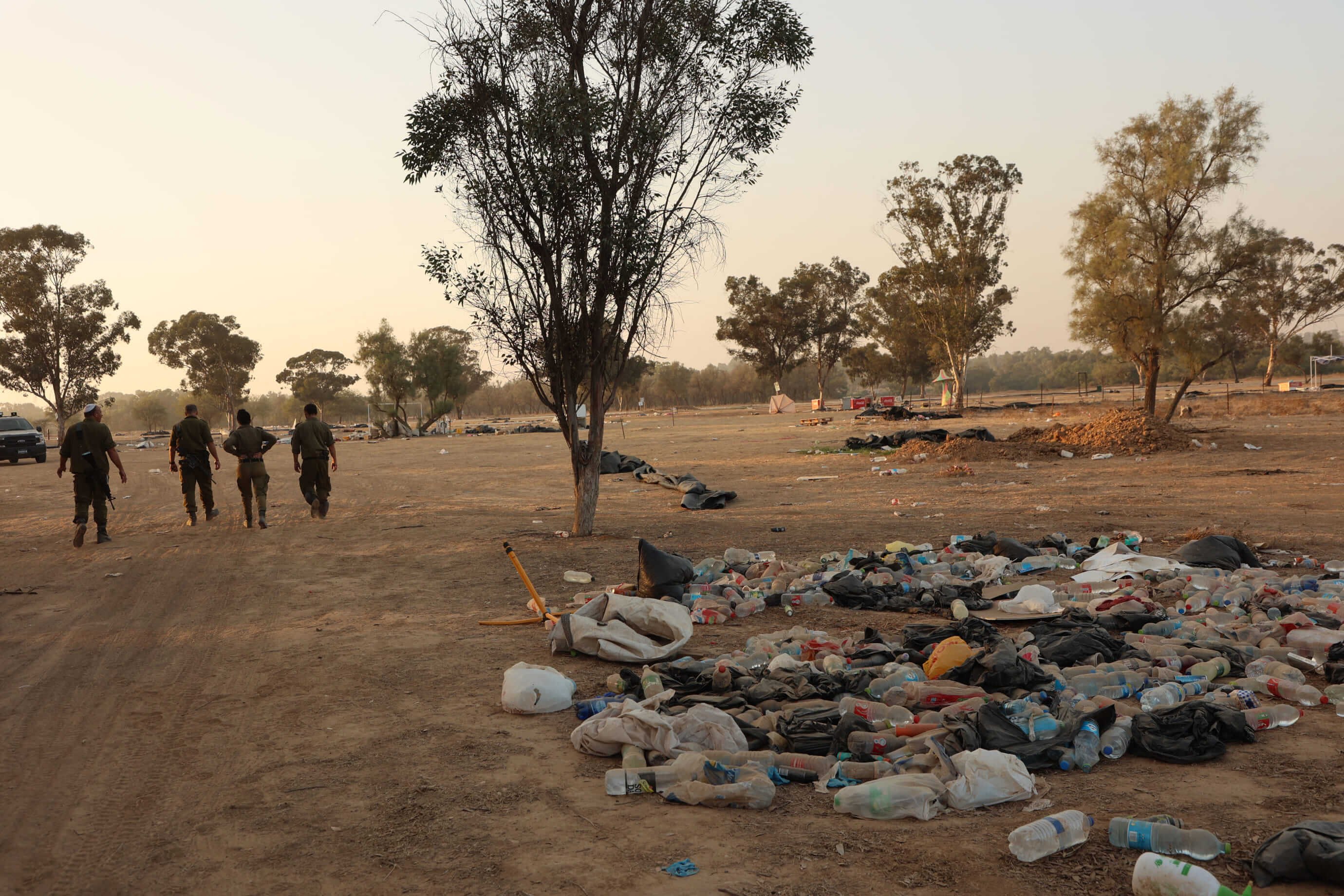 Des soldats israéliens marchent sur les lieux du festival Supernova, à Reim en Israël, le 5 novembre 2023, où le Hamas a mené une attaque un mois plus tôt. (GIL COHEN-MAGEN / AFP)