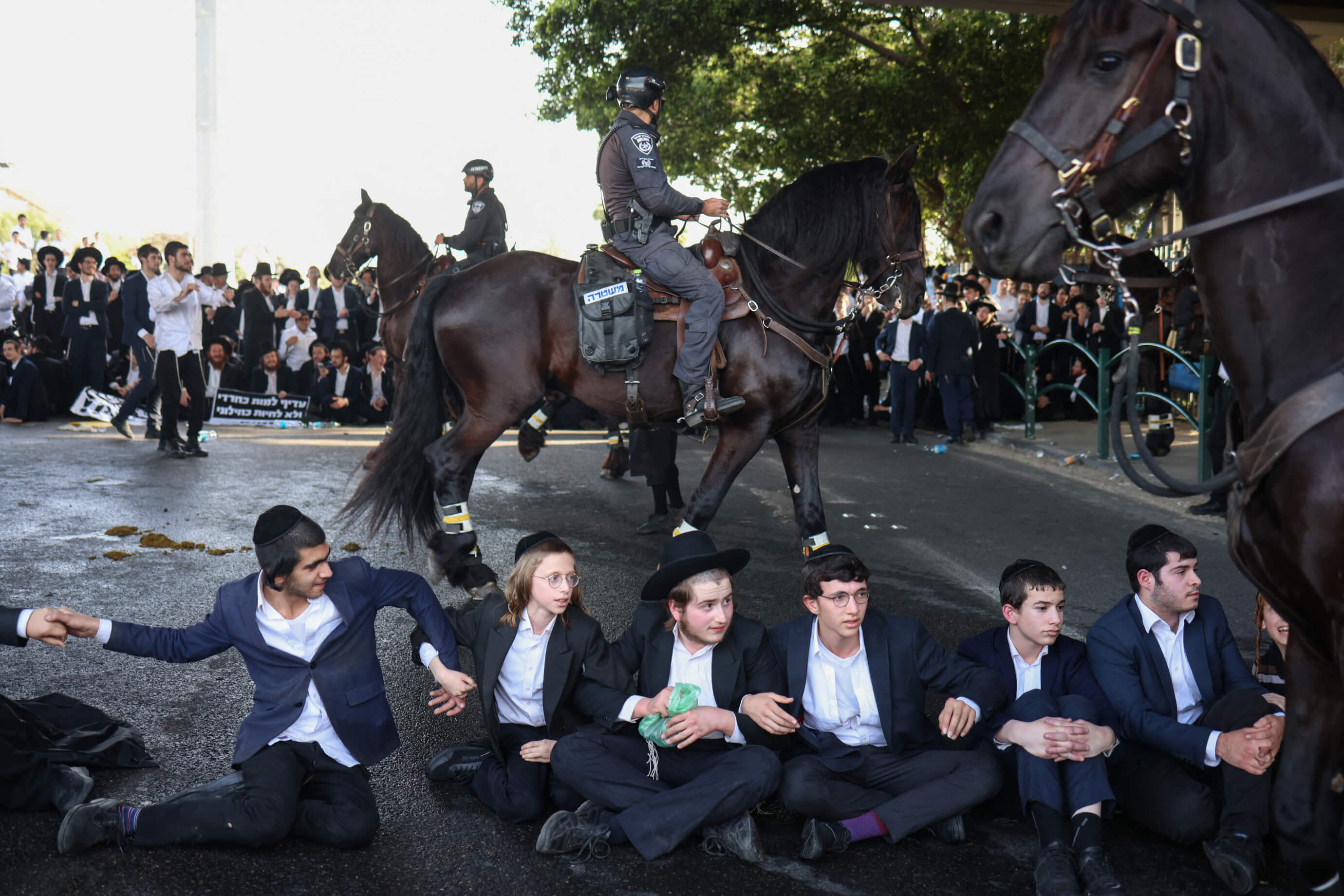 Des ultraorthodoxes juifs bloquent une route à Bnei Brak en Israël, pour contester leur conscription au sein de l'armée israélienne, le 1er avril 2024. (OREN ZIV / AFP)