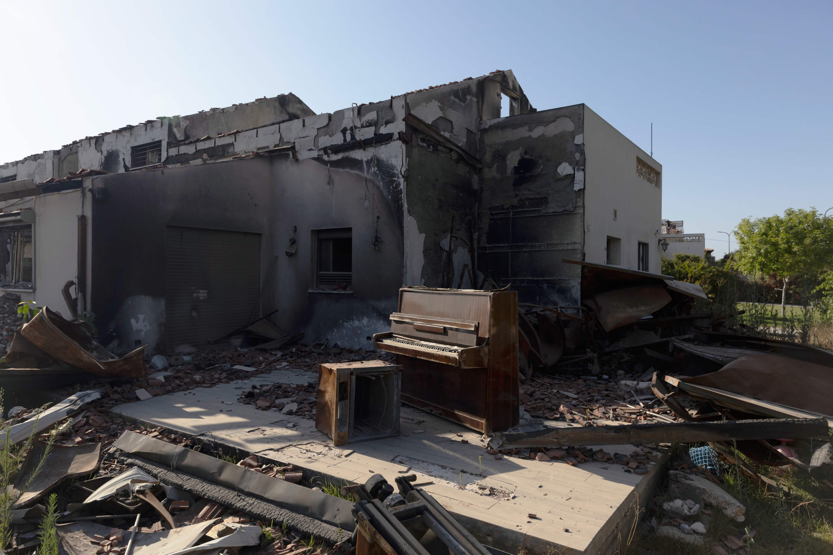 Un piano dans les ruines d'une maison détruite par le Hamas, dans le kibboutz de Beeri en Israël, le 24 juin 2024. (AMIR LEVY / GETTY IMAGES EUROPE)