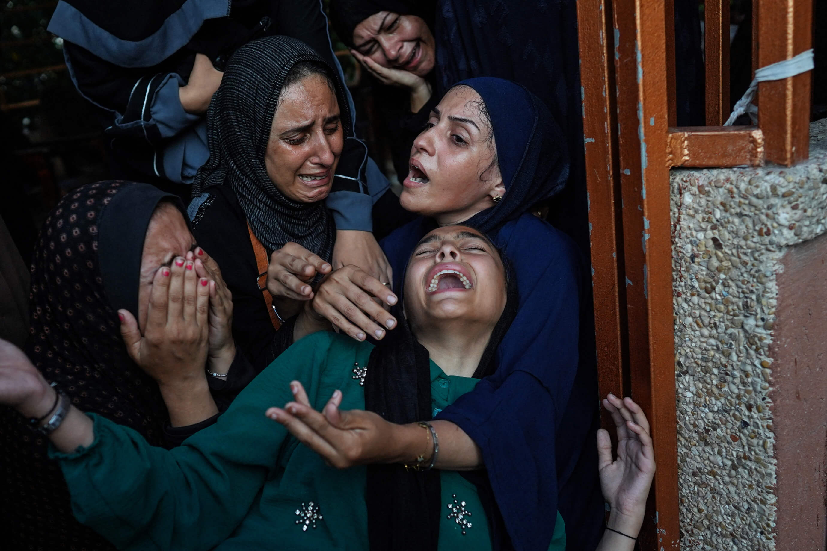 Des Palestiniennes pleurent la mort de plusieurs membres de la famille Abu Taha, près de l'hôpital Nasser à Khan Younes, le 22 juillet 2024. (BASHAR TALEB / AFP)