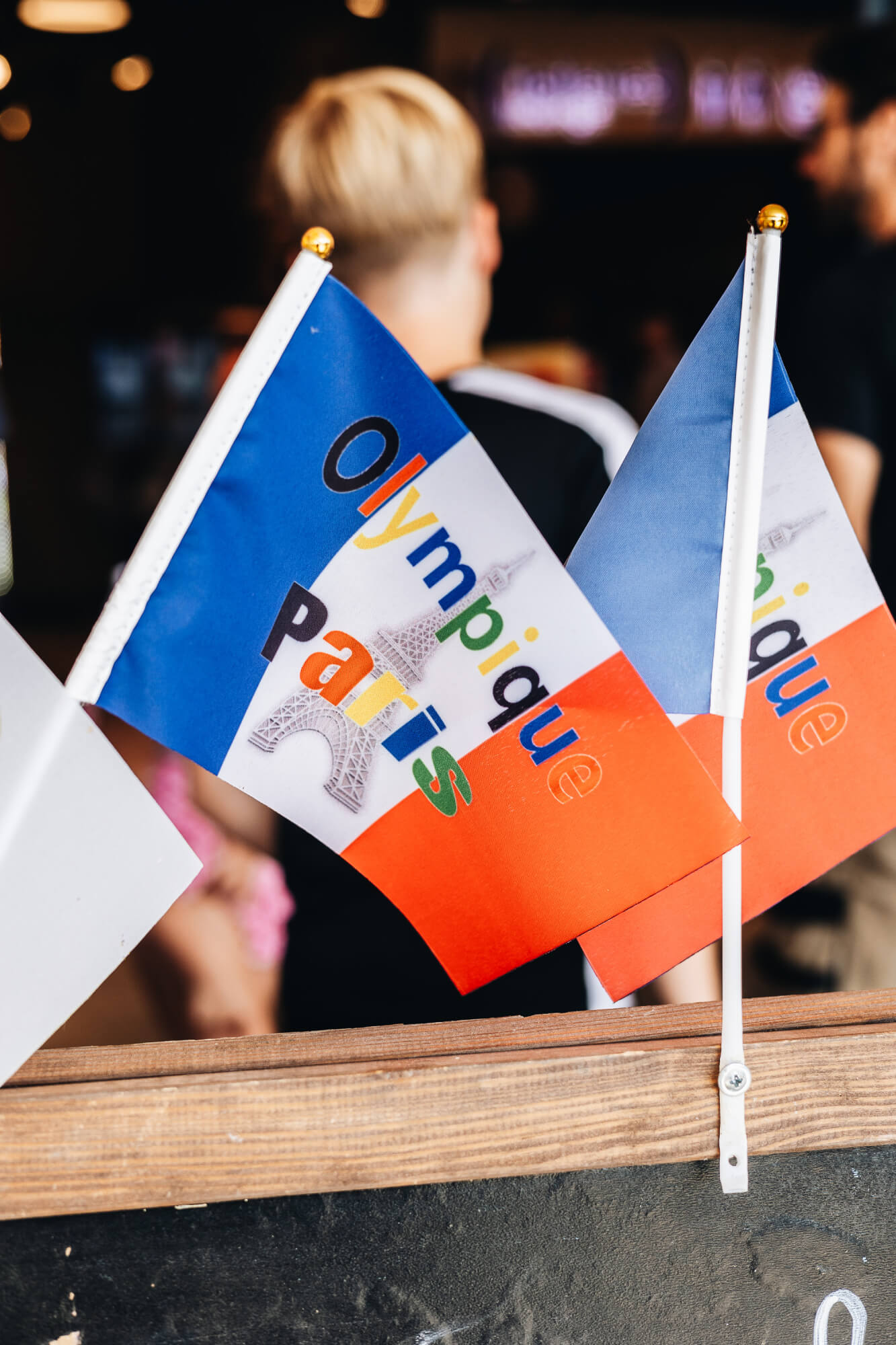 drapeau avec comme inscription 'olympique paris'