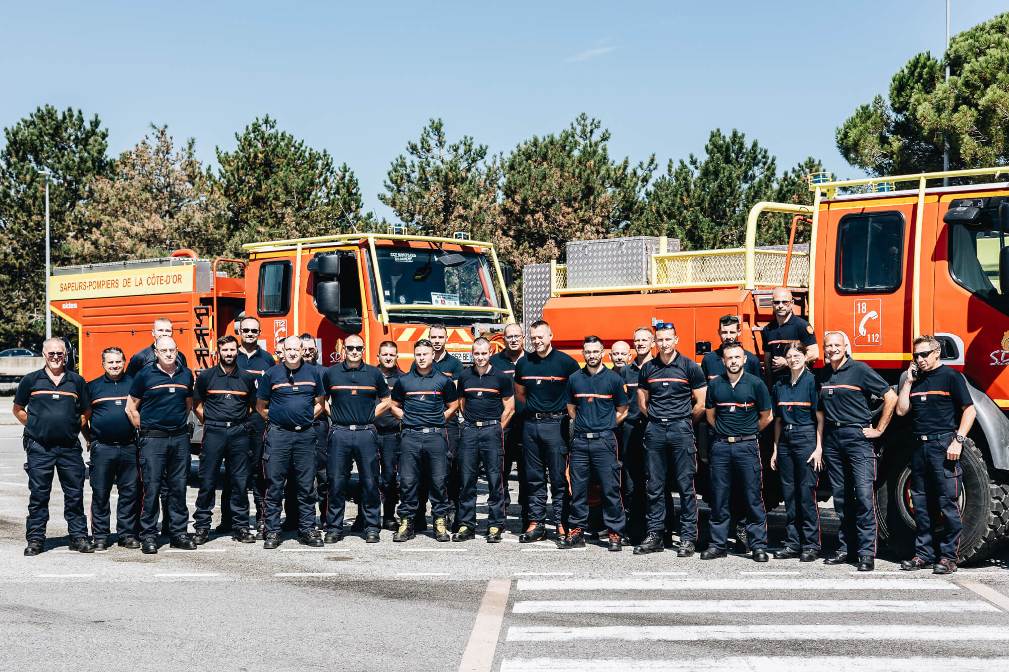 Les pompiers de la colonne de renfort Est Bravo stationnés sur l'aire de Montélimar (Drôme), le 5 août 2024