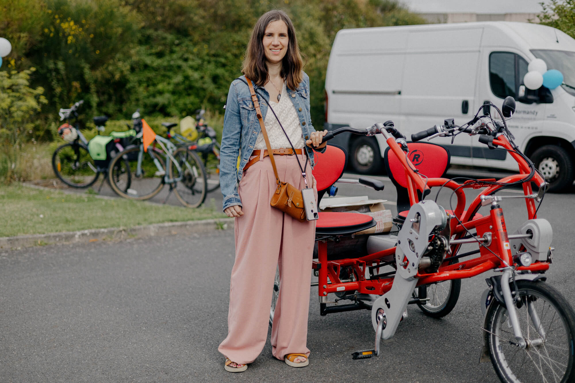 Coralie s'est lancée plusieurs défis après son AVC. Après avoir fait 70 km entre Granville et Saint-Hilaire-du-Harcouët avec un soignant, elle voudrait le refaire avec son mari. (PIERRE MOREL / FRANCEINFO)