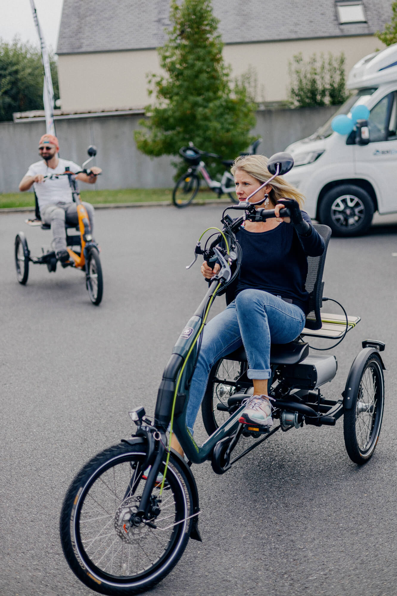 Caroline essaie un tricycle électrique sur le parking du centre de rééducation Le Normandy, vendredi 30 août à Granville. Elle porte une attelle à la main en raison de sa maladie dégénérative qui touche ses os (PIERRE MOREL / FRANCEINFO)