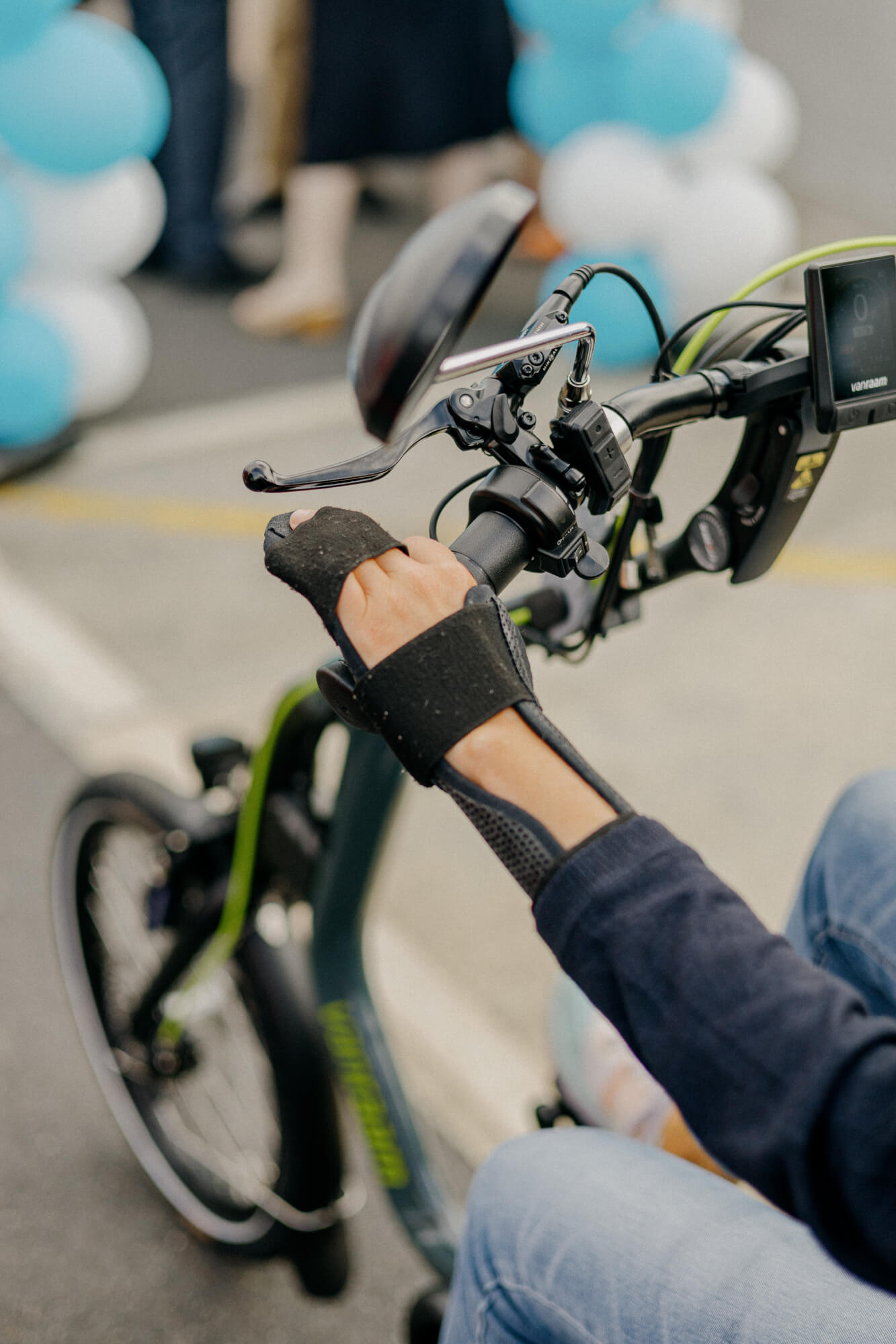 Caroline essaie un tricycle électrique sur le parking du centre de rééducation Le Normandy, vendredi 30 août à Granville. Elle porte une attelle à la main en raison de sa maladie dégénérative qui touche ses os (PIERRE MOREL / FRANCEINFO)