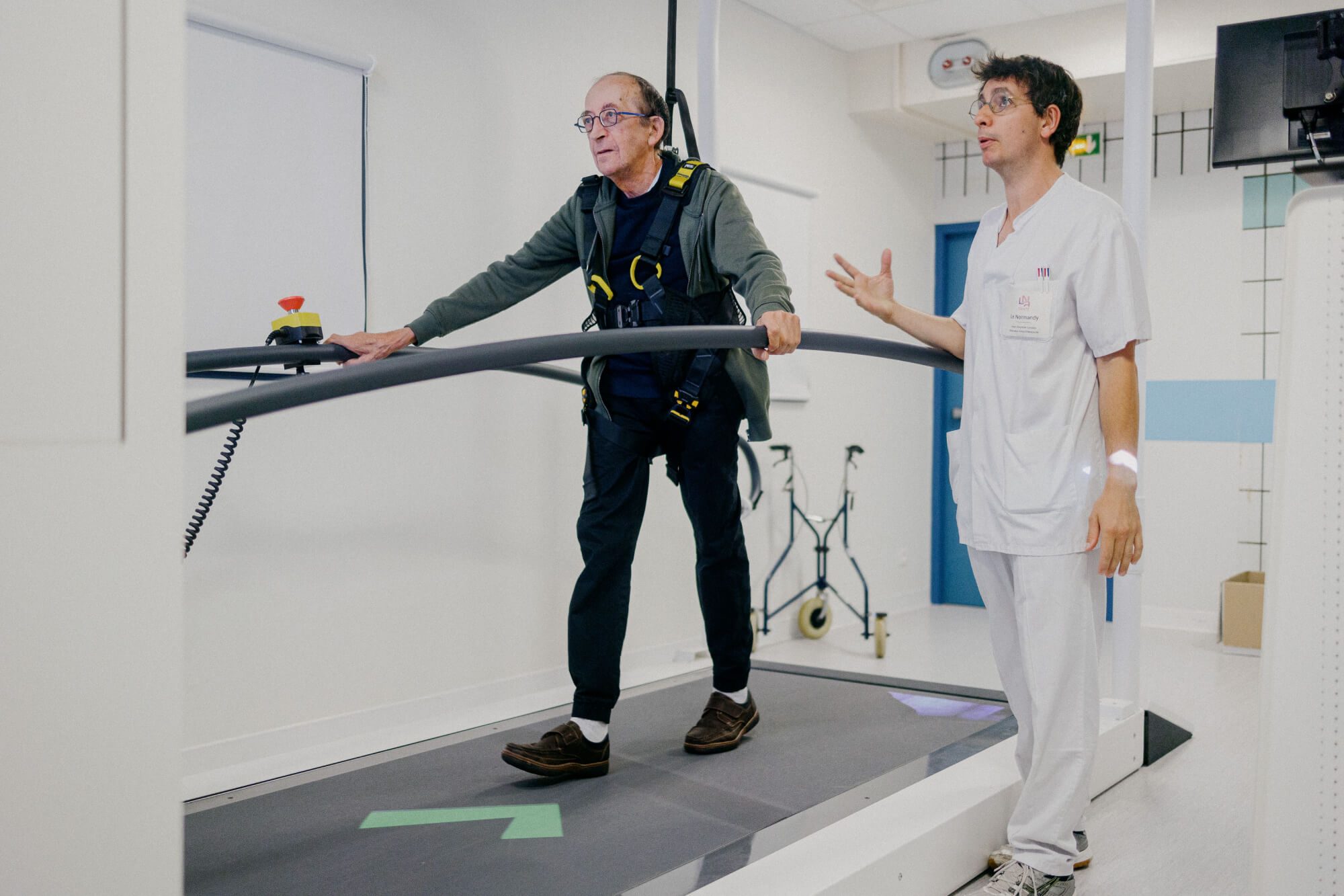 Victime d'un AVC en début d'année, François, 74 ans, s'exerce sur un tapis roulant afin de travailler son équilibre. Il a dû réapprendre à marcher après son accident. (PIERRE MOREL / FRANCEINFO)