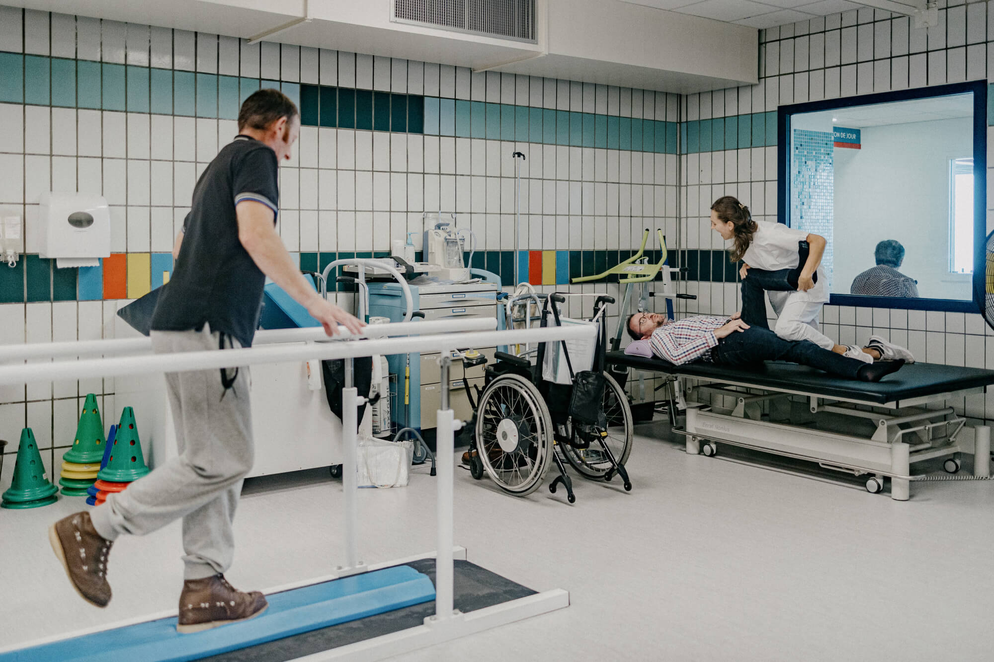 Après un accident, les patients multiplient les exercices et les séance avec les kinés. A droite, Georgina réapprend à marcher grâce à un exosquelette. (PIERRE MOREL / FRANCEINFO)