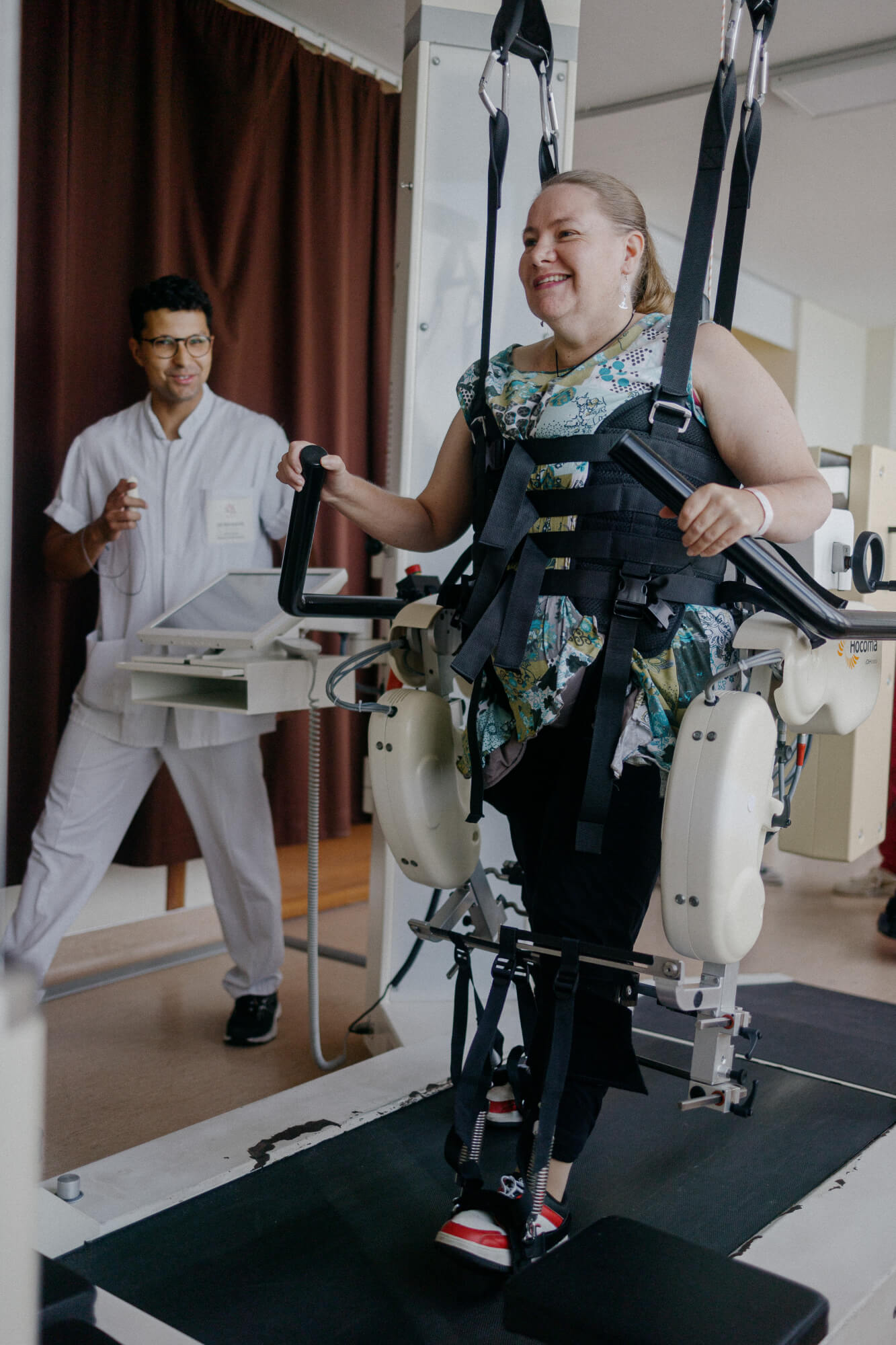 Après un accident, les patients multiplient les exercices et les séance avec les kinés. A droite, Georgina réapprend à marcher grâce à un exosquelette. (PIERRE MOREL / FRANCEINFO)