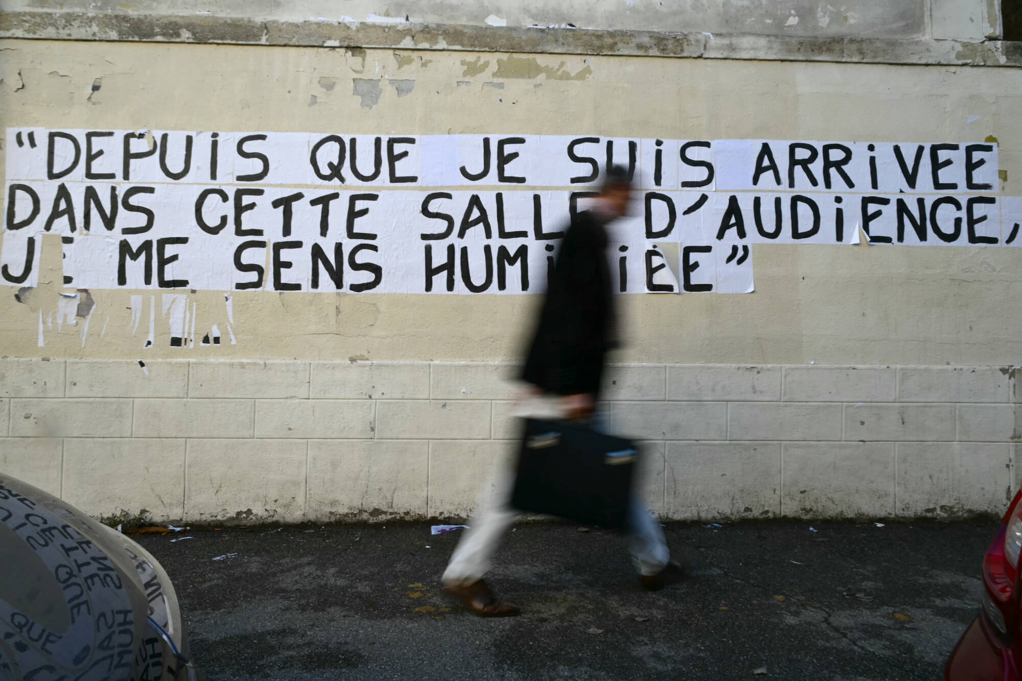 Affiche sur mur en soutien à madame Pelicot