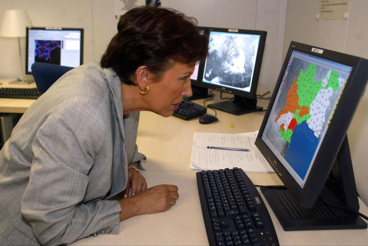 Roselyne Bachelot observe une carte sur un écran du Service central d'hydrométéorologie