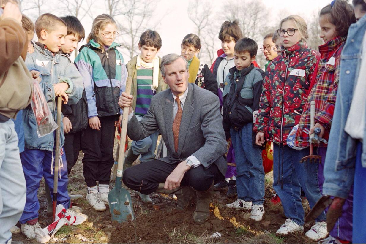 Michel Barnier, entouré par des enfants, plante un arbre, le 25 novembre 1993, à Saint-Fulgent (Vendée).