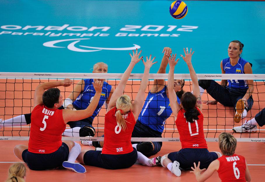 Match de volleyball assis f&eacute;minin opposant l'Ukraine (bleu) &agrave; la Grande-Bretagne (rouge), le 31 ao&ucirc;t 2012.