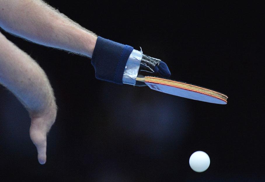 Le Danois Peter Rosenmeier sert pour la m&eacute;daille de bronze lors de l'&eacute;preuve individuelle de tennis de table C6, le 2 septembre 2012.