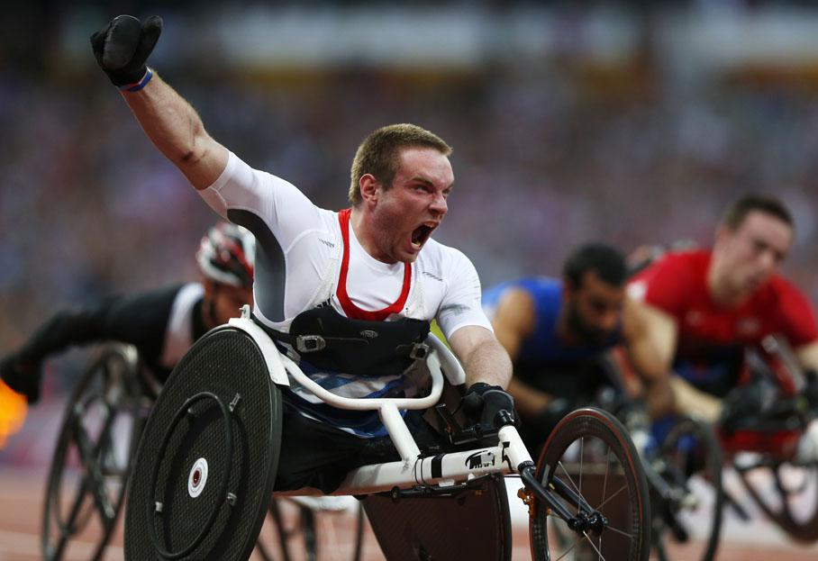 Le Britannique Mickey Bushell c&eacute;l&egrave;bre sa victoire sur 100 m T53, le 3 septembre 2012.