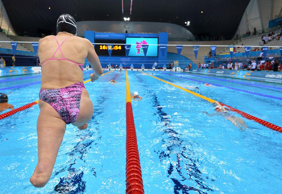 La nageuse am&eacute;ricaine Jessica Long se jette &agrave; l'eau pour une s&eacute;ance d'entra&icirc;nement, le 31 ao&ucirc;t 2012.