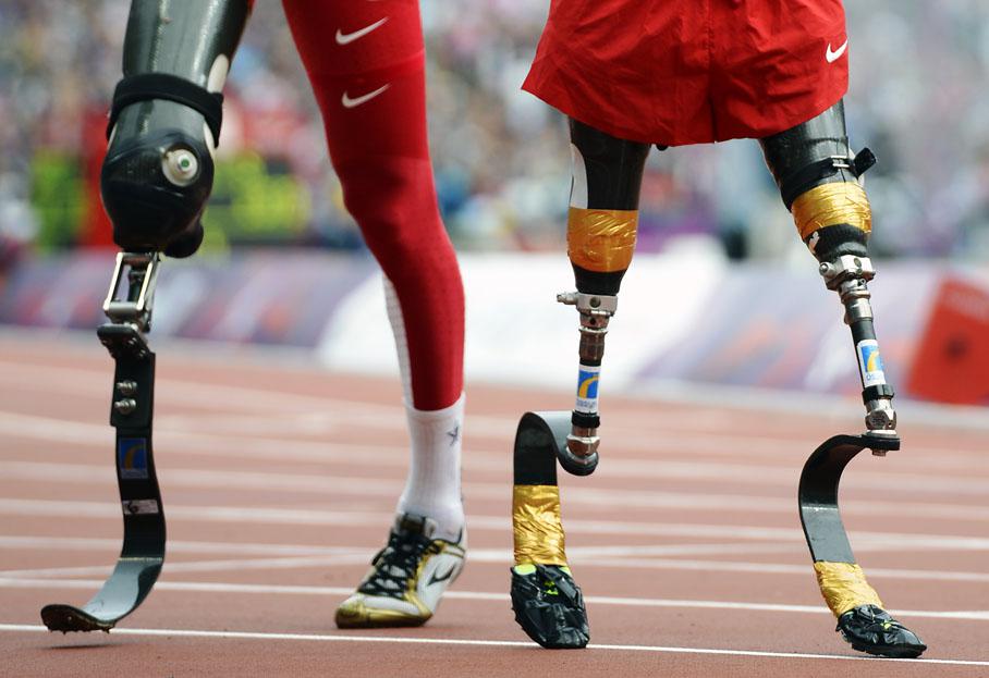 Les coureurs am&eacute;ricains Rudy Garcia-Tolson (D) et Shaquille Vance (G) sur la piste du stade olympique &agrave; l'issue de la finale du 200 m T42, le 1er septembre 2012.