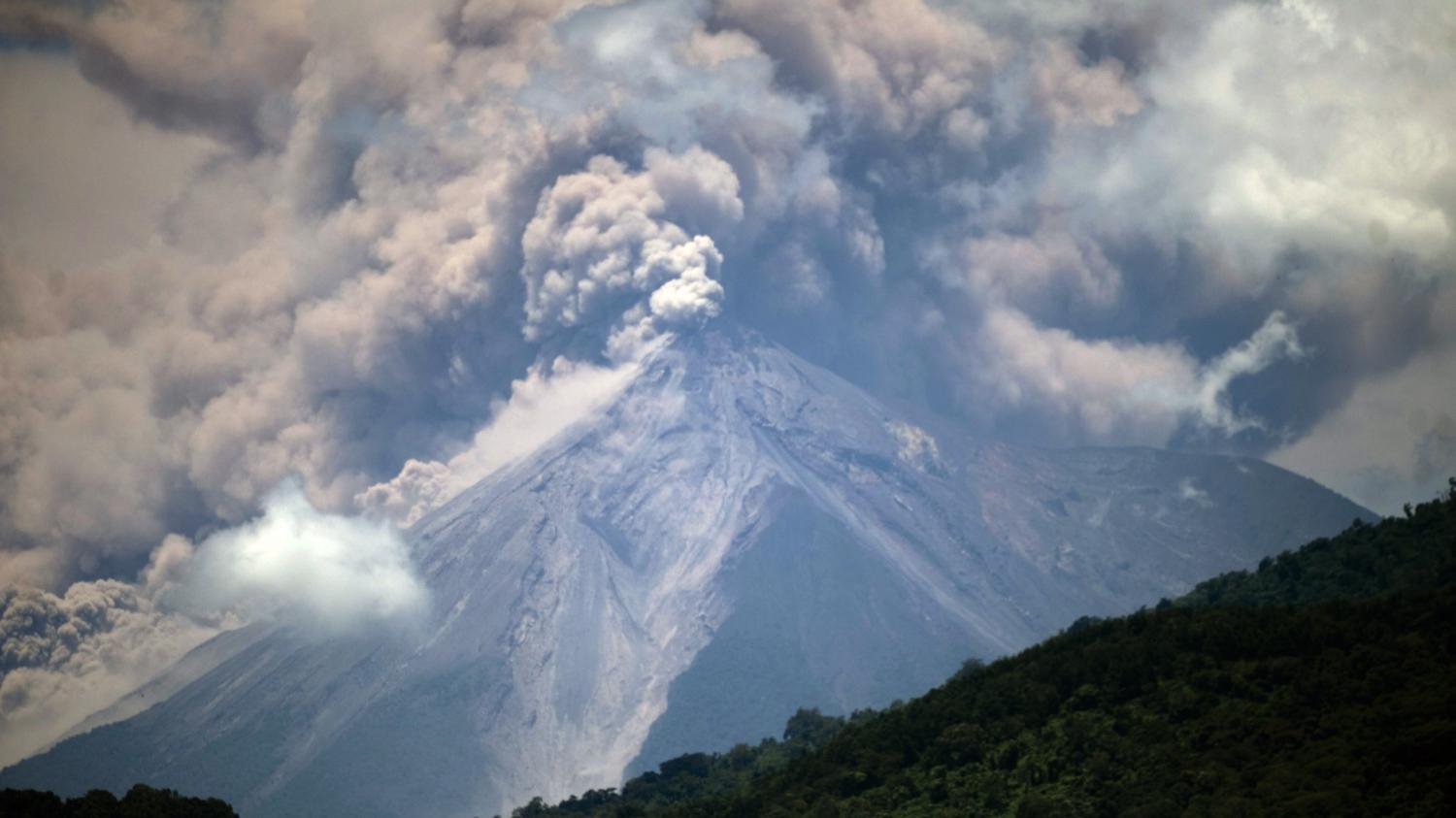 VIDEO R veil du Volcan  de  Feu  au Guatemala