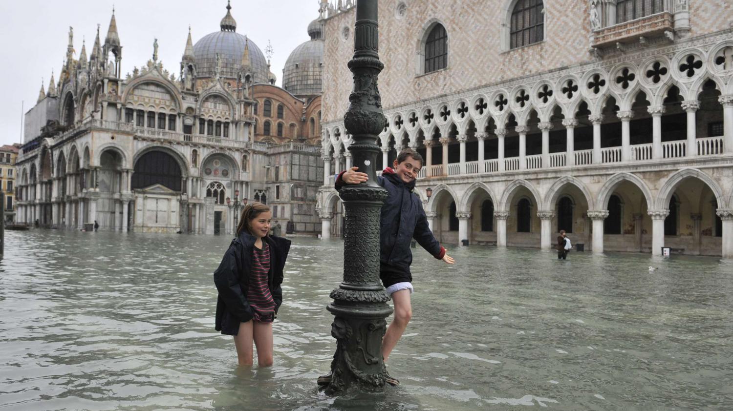 Video A Venise La Place Saint Marc A Les Pieds Dans L Eau