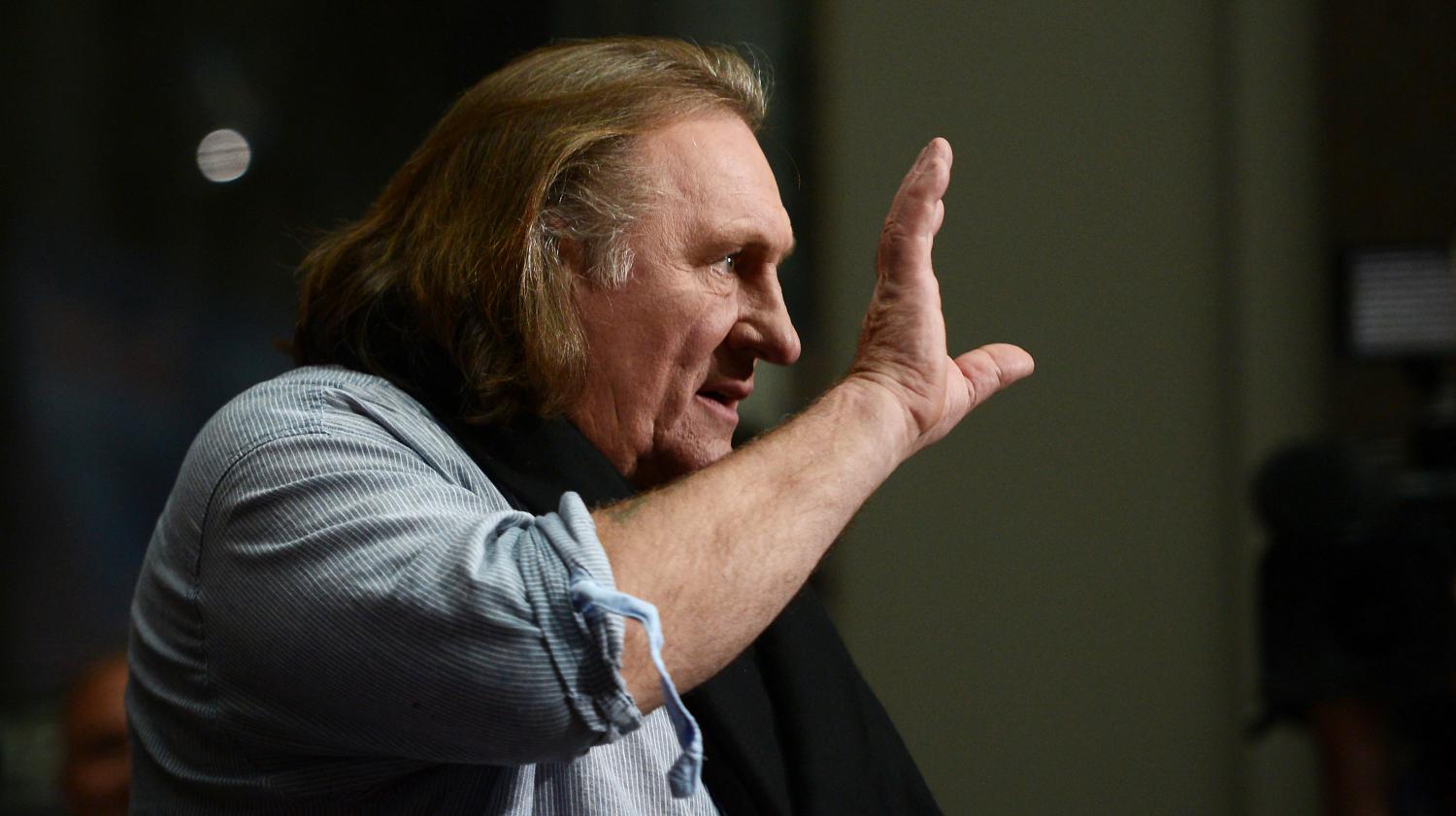 Gérard Depardieu "rend son passeport" français