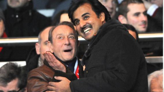 Bertrand Delano&euml; (&agrave; gauche) tombe dans les bras du prince h&eacute;ritier du Qatar,&nbsp;Tamim ben Hamad Al-Thani, lors d'un PSG-Montpellier au Parc des Princes, le 19 f&eacute;vrier 2012.&nbsp;