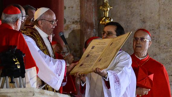 Le pape Fran&ccedil;ois Ier, fra&icirc;chement &eacute;lu, s'adresse aux fid&egrave;les r&eacute;unis place Saint-Pierre au Vatican, le 13 mars 2013.