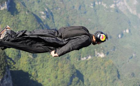 Sport : nouvel exploit du célèbre duo d'hommes volants ; la 