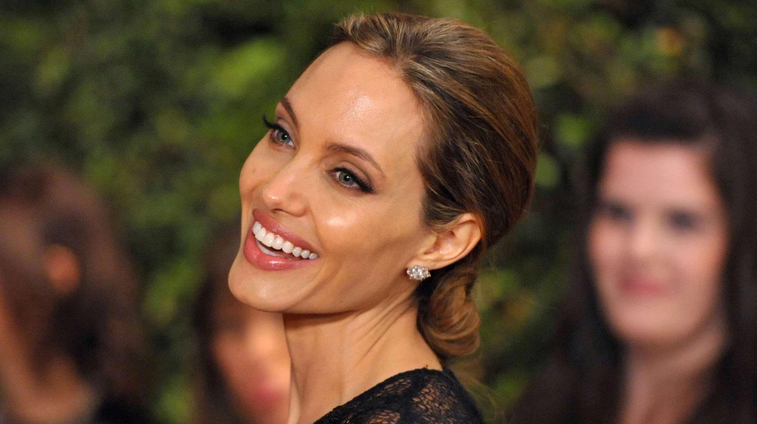 Angelina Jolie Reçoit Un Oscar Pour Son Action Humanitaire