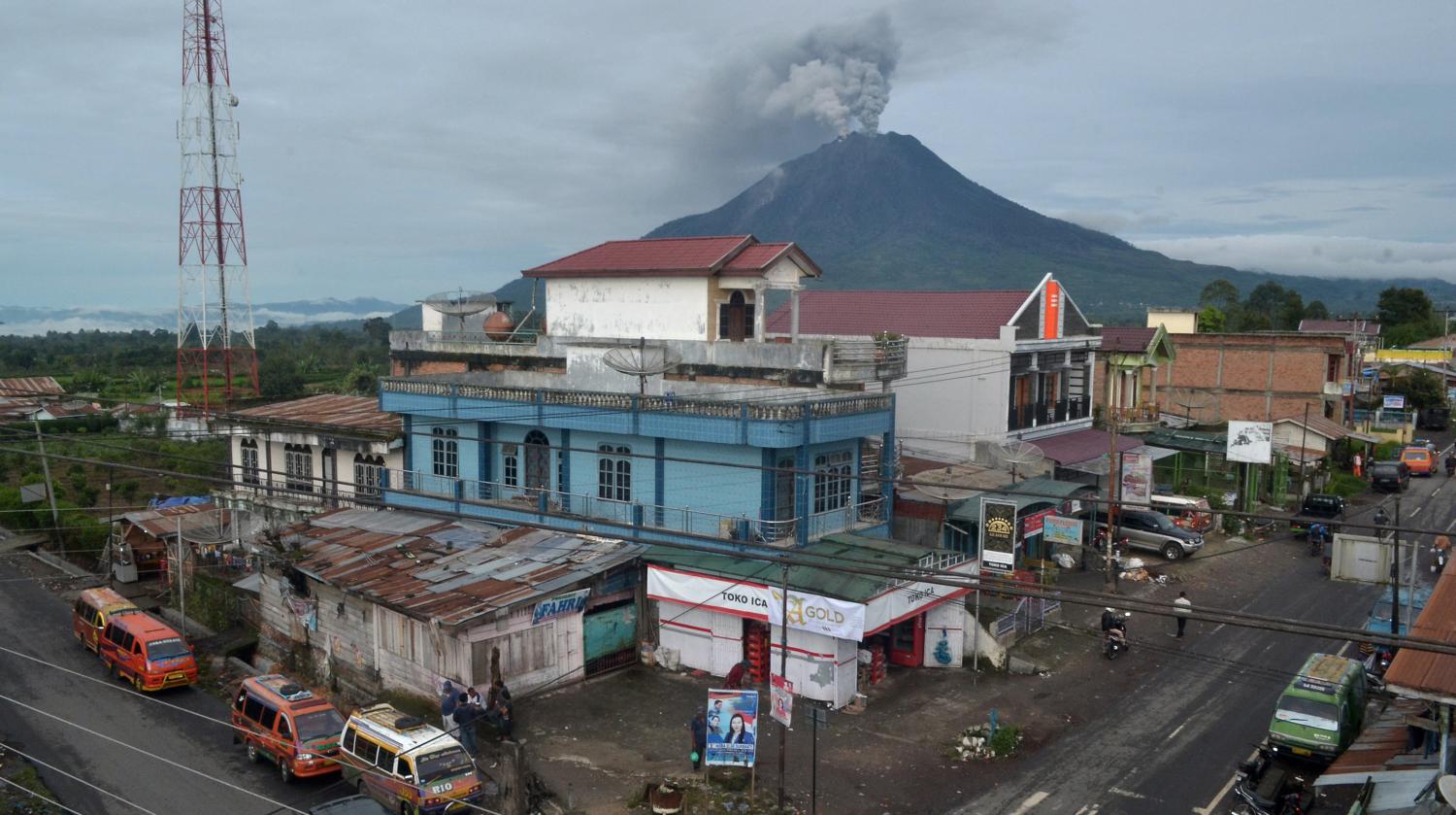 VIDEO Indon sie un volcan inqui te des  habitants  de  Sumatra 