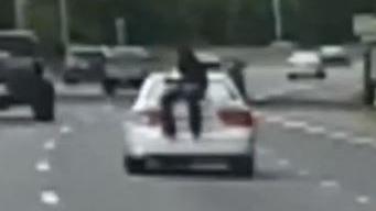 Video Un Homme Film Sur Le Toit D Une Voiture Lanc E Pleine Vitesse Sur L Autoroute