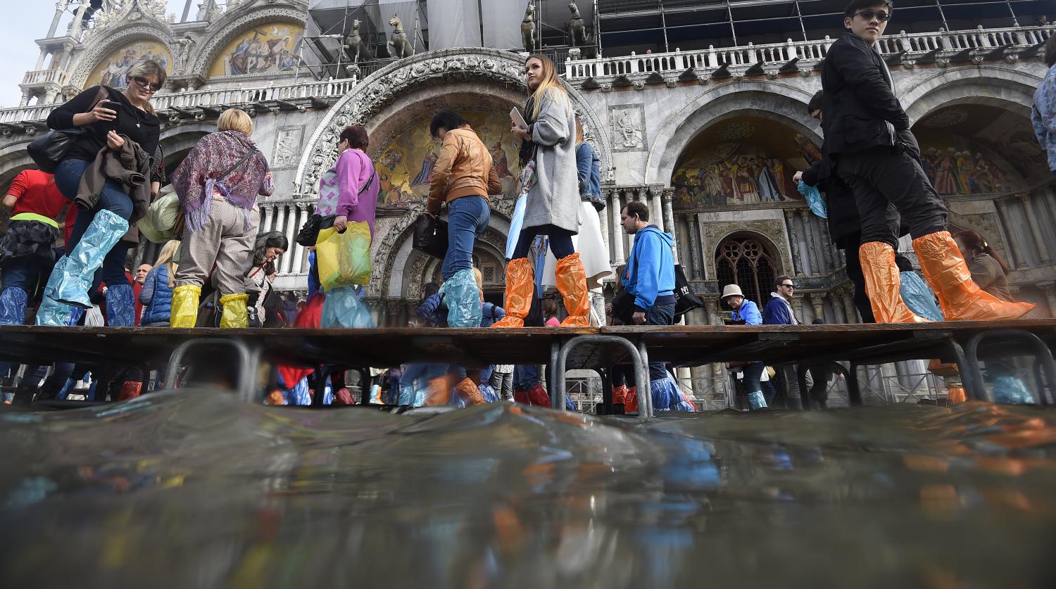 Video A Venise La Place Saint Marc Inondee Par La Montee Des Eaux