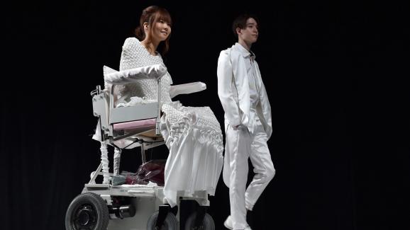 Les Défilés Souvrent Au Handicap à La Tokyo Fashion Week