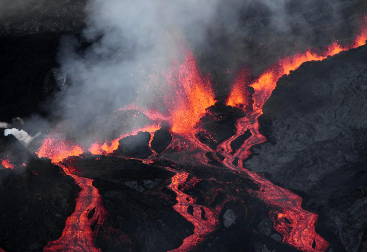 EN IMAGES. A La Réunion, L'impressionnante éruption Du Piton De La ...