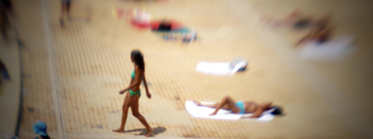 Plage artificielle d\'une piscine en plein air, &agrave; Lyon (Rh&ocirc;ne). En pleine canicule, les enfants souffrent de la chaleur m&ecirc;me sous un parasol.