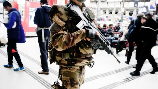 Un militaire patrouille à la Gare de Lyon, à Paris, le 14 novembre 2015.