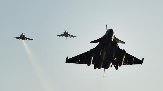 Des Rafale français de retour sur le porte-avions "Charles-de-Gaulle", le 23 novembre 2015, dans l'est de la Méditerranée.