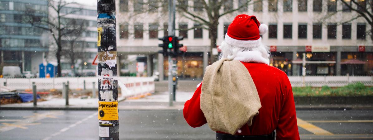 Le Pere Noel A Commence Sa Distribution De Cadeaux Et Vous Pouvez