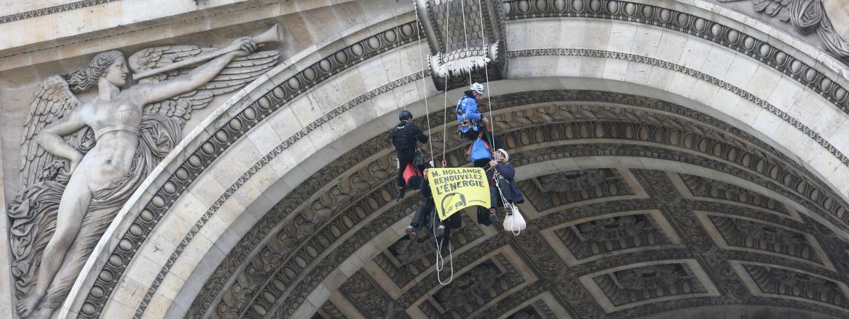 Cop21 Des Militants De Greenpeace Se Suspendent à Larc De