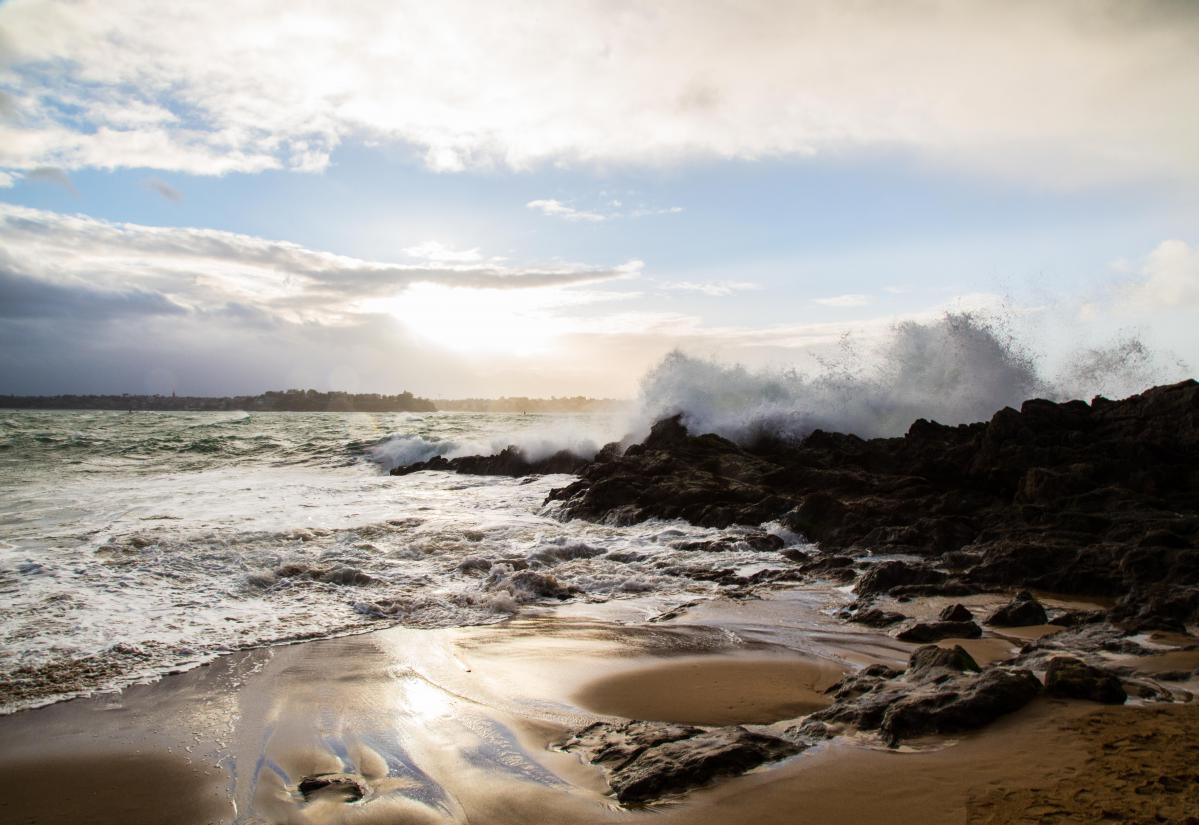 En Images Intemperies Quand Les Vagues Se Dechainent En Bord De Mer