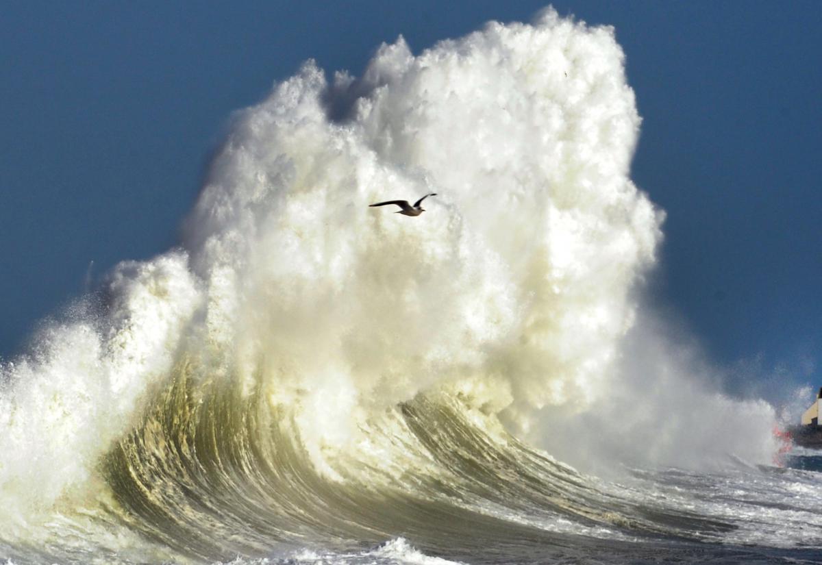 En Images Intemperies Quand Les Vagues Se Dechainent En Bord De Mer