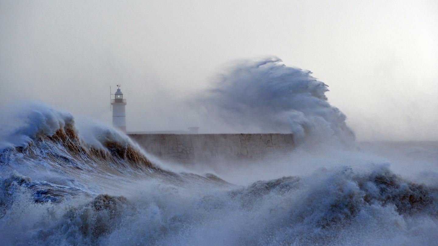 En Images Intemperies Quand Les Vagues Se Dechainent En Bord De Mer