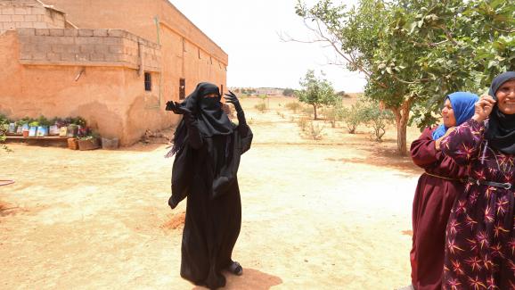 Une habitante d'un village près de&nbsp;Minbej, en Syrie, le 9 juin 2016