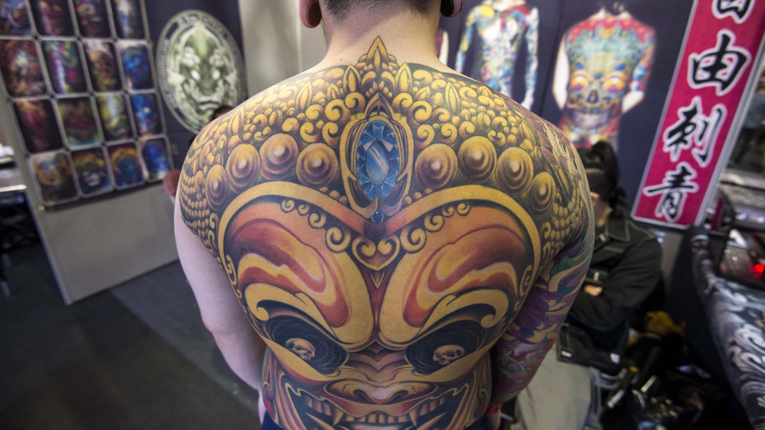 Les tatouages en couleur bientôt interdits