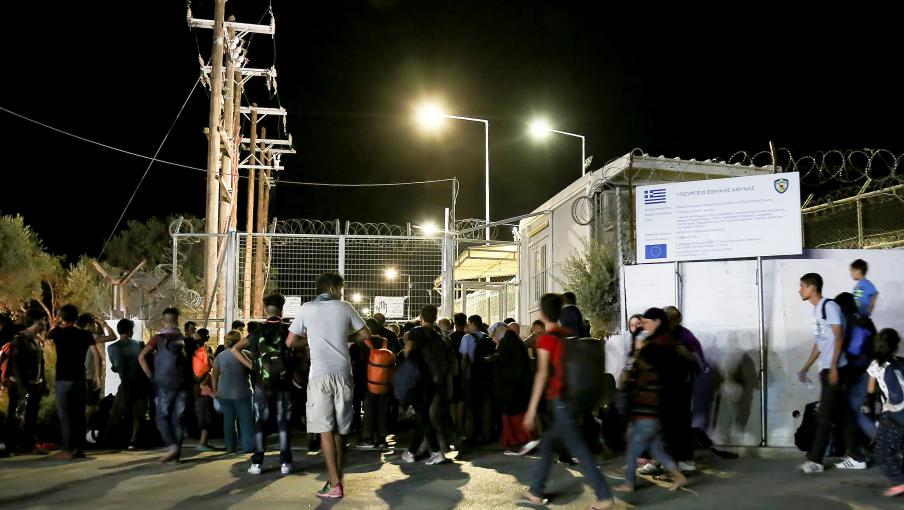 Grèce : un gigantesque incendie ravage le camp de migrants ...