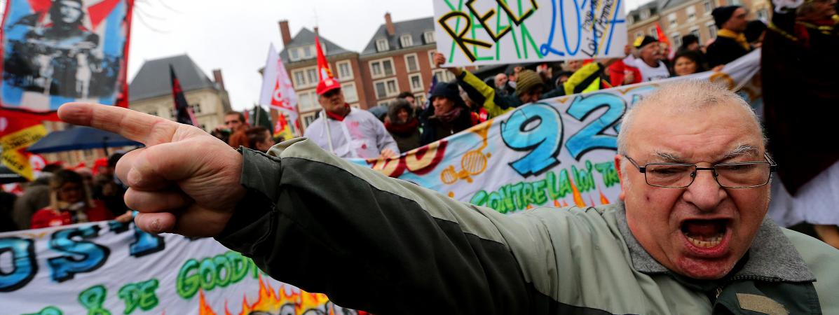 Des manifestants réclament la relaxe de huit ex-salariés d\'une usine Goodyear&nbsp;devant le tribunal d\'Amiens (Somme), le 11 janvier 2017.