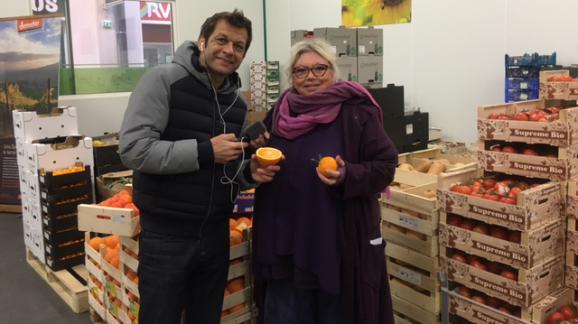 Laurent Mariotte et Elodie Zeiher sur le stand agrumes bios à Rungis