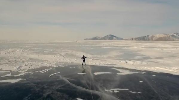 Russie : il plonge sous la glace à 80 mètres de profondeur et établit un record