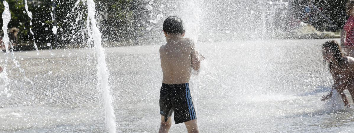 Des enfants jouent dans les jets d\'eau d\'un parc à Marseille (Bouches-du-Rhône), le 13 juin 2017.