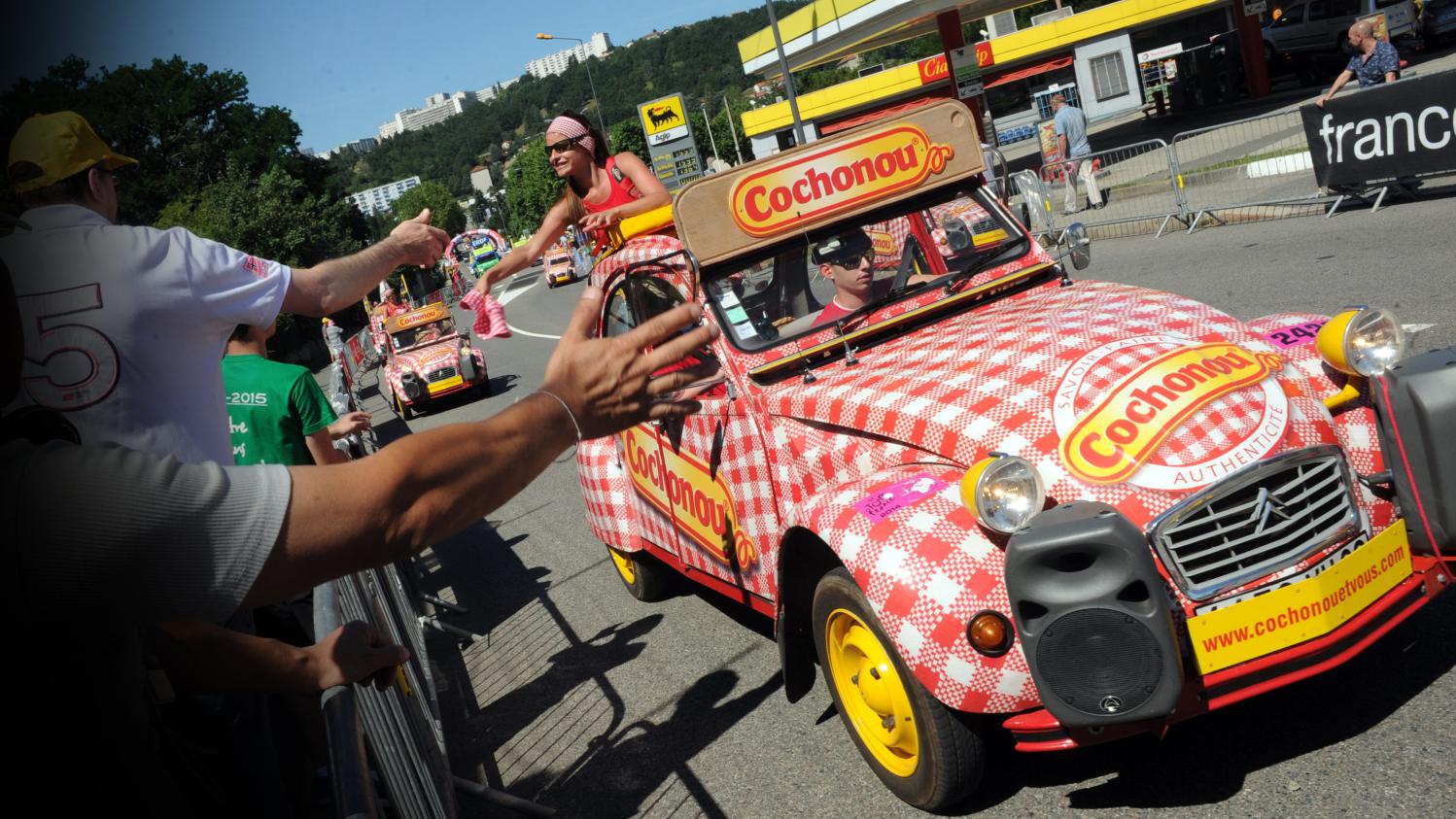 Tour de France les coulisses de la caravane publicitaire