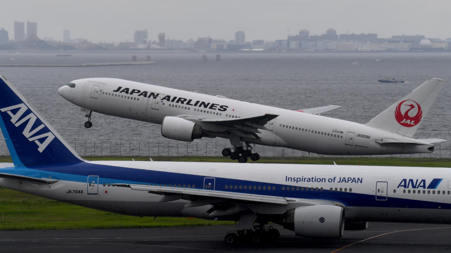 Un Avion De Japan Airlines Atterrit En Urgence Après Avoir